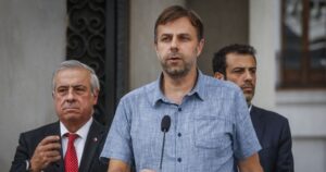 Codina muestra correos del Minsal para desmentir a Mañalich