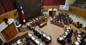 Senadores piden discutir proyecto que pone límite a las reelecciones