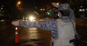 Las Condes: jóvenes fueron sorprendidos dentro de un auto durante toque de queda