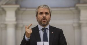 Blumel y disputa entre alcaldes y Mañalich: 