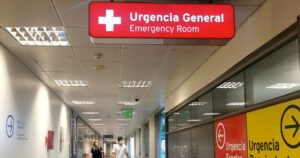 Minsal fija precios máximos para pacientes Fonasa con coronavirus derivados a clínicas