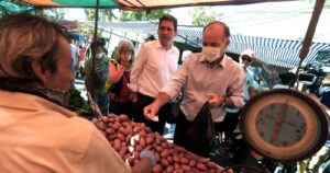 Ministro de Agricultura defiende funcionamiento de ferias libres: 