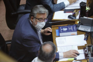 Propuesta de Guillier de liberar a detenidos por incendios y saqueos genera respuesta en bloque del oficialismo