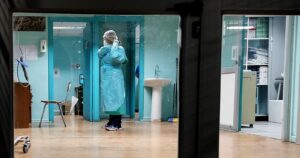 Seis matronas del Sótero del Río con COVID-19 por compañera que asistió a culto evangélico