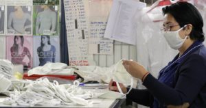 No sólo pasa en Chile: los reclamos mundiales por la falta de mascarillas y otros insumos