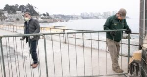 Armada retira reja instalada por alcalde de Concón para impedir el ingreso a la playa