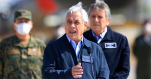 Piñera golpea la mesa y niega actitud 