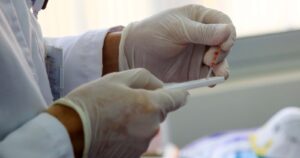 Por qué Chile no está realizando su máxima capacidad de exámenes contra el coronavirus