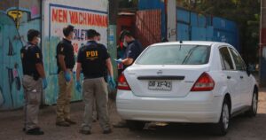 Polémica por haitianos contagiados en cité: PDI tuvo que dispersar a vecinos