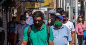 Separación de pacientes con y sin síntomas enciende debate por duplicar exámenes diarios