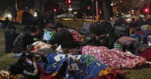 Ciudadanos peruanos acampan frente al consulado de su país: piden retorno