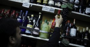 Botillerías presentan recurso contra alcaldes por cierre de locales en comunas con cuarentena