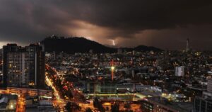 Enel activa plan preventivo por pronóstico de viento y tormentas eléctricas en la Región Metropolitana