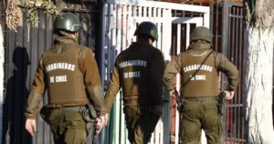 Iquique: carabineros fueron sorprendidos bebiendo alcohol en la calle