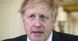Boris Johnson sale del hospital y asegura 