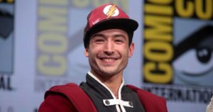 VIDEO | El extraño ataque de Ezra Miller a una fan