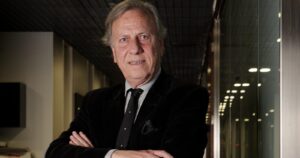 Ex canciller de Pinochet asegura que tabaco sirve para la lucha contra coronavirus