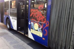 Ley Stickers: Cámara aprobó en general sancionar daños en transporte público