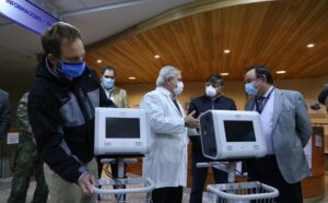 Mañalich entrega dos ventiladores mecánicos y exámenes de diagnóstico en Punta Arenas