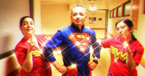 Rescatando Sonrisas: el emprendimiento que viste de súper héroes a los pediatras