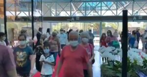 VIDEO | Centro comercial de Brasil abre sus puertas y clientes son recibidos con alfombra roja, música y aplausos