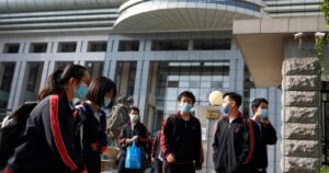 Estudiantes de China vuelven a clases con medidas extremas de seguridad