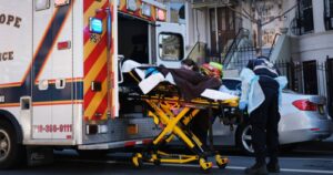 Estados Unidos supera las 2.500 muertes diarias a causa del coronavirus