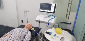 Universidad de Chile utiliza tecnología aeronáutica para capacitar a médicos en el manejo de ventiladores mecánicos