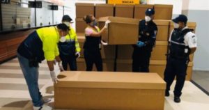 Crisis sanitaria en Ecuador: utilizan féretros de cartón para enterrar a fallecidos por coronavirus