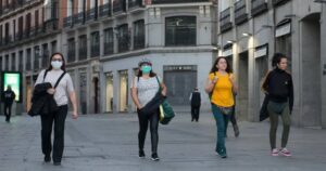 Investigadores de Harvard alertan que distanciamiento social podría extenderse hasta 2022