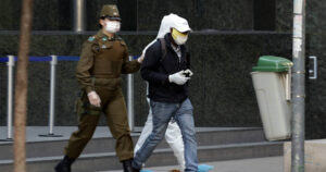 VIDEO | Guardia patea a haitiano acusado de romper cuarentena por coronavirus