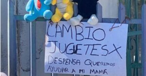 “Me importa más comer que jugar”: niño mexicano ofrece sus juguetes a cambio de comida en medio de crisis por coronavirus