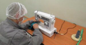 Internos de cárceles concesionadas confeccionan mascarillas para prevenir contagios por COVID-19