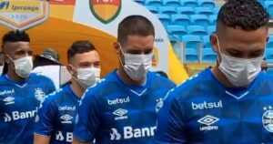 Virólogo propone que jugadores usen mascarillas en el regreso del fútbol