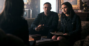 Protagonista de Riverdale encabeza el nuevo thriller de Netflix, Mentiras Peligrosas