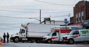 Nueva York: encuentran decenas de cadáveres en descomposición en camiones de mudanza