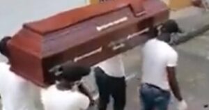 Igual que el meme: policía colombiana baila con un ataúd en las calles para evitar que la gente salga de sus casas