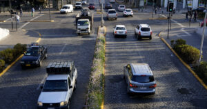 Flujo vehicular aumentó un 26% en la RM tras fin de cuarentena en tres comunas