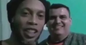 Ronaldinho cumple un mes en la cárcel y comparte con su 