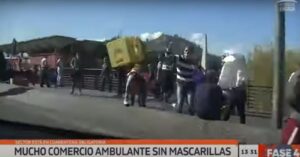 VIDEO | Comerciantes ambulantes atacan a equipo de Canal 13 en pleno despacho en vivo