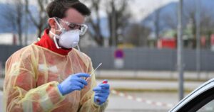 Gobierno de España requisa a empresa 2.000 tests de coronavirus que iban a ser usados por trabajadores
