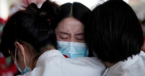 Coronavirus: epicentro de la pandemia en China levanta cuarentena y celebra con espectáculo de luces