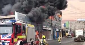 Bomberos combate incendio en galpones en la Zona Franca de Iquique