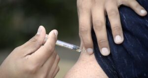 Vacunación contra la influenza alcanza cobertura del 90% para grupos de riesgo