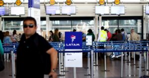 Latam anuncia uso obligatorio de mascarillas en todos sus vuelos