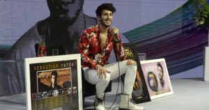 Sebastián Yatra revela que duerme en la misma cama con sus papás en cuarentena