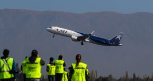 Medidas sanitarias y precios accesibles: cómo volverá a operar Latam