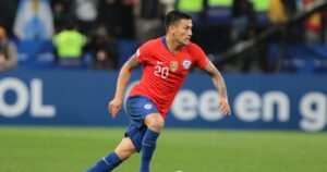 Charles Aránguiz dona insumos médicos a Cesfam de Puente Alto