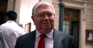 Ex ministro Lamberto Cisternas está hospitalizado por COVID-19