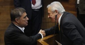 Desbordes arremete contra Mañalich por hacinamiento: 